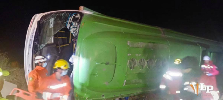 Fatal accidente en la carretera Oruro–Chile deja al menos 9 fallecidos Fatal accidente en la carretera Oruro–Chile deja al menos 9 fallecidos