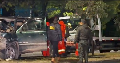 CONDUCTOR MUERE TRAS BRUTAL CHOQUE CONTRA UN ÁRBOL EN LA AVENIDA VÍCTOR PAZ