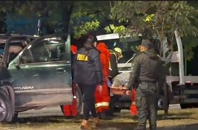 CONDUCTOR MUERE TRAS BRUTAL CHOQUE CONTRA UN ÁRBOL EN LA AVENIDA VÍCTOR PAZ