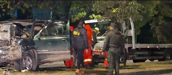 CONDUCTOR MUERE TRAS BRUTAL CHOQUE CONTRA UN ÁRBOL EN LA AVENIDA VÍCTOR PAZ
