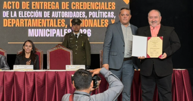 ALCALDE ELECTO DE YACUIBA, JUAN CARLOS CASTILLO, RECIBE SU CREDENCIAL OFICIAL