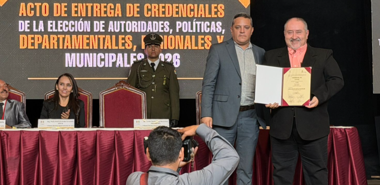 ALCALDE ELECTO DE YACUIBA, JUAN CARLOS CASTILLO, RECIBE SU CREDENCIAL OFICIAL ALCALDE ELECTO DE YACUIBA, JUAN CARLOS CASTILLO, RECIBE SU CREDENCIAL OFICIAL