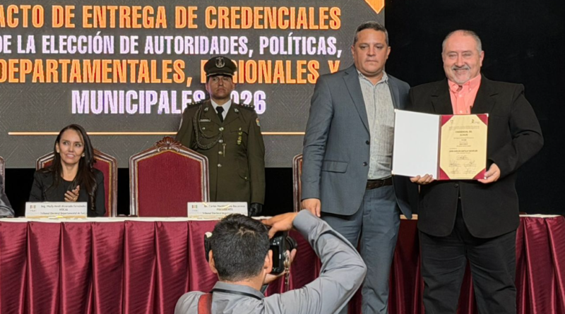 ALCALDE ELECTO DE YACUIBA, JUAN CARLOS CASTILLO, RECIBE SU CREDENCIAL OFICIAL
