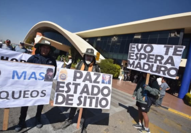 Desesperados por bloqueos, lecheros toman el Aeropuerto de Cochabamba y exigen medidas urgentes