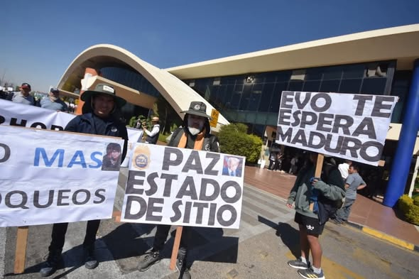 Desesperados por bloqueos, lecheros toman el Aeropuerto de Cochabamba y exigen medidas urgentes