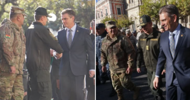 PRESIDENTE RODRIGO PAZ ENCABEZA EL ACTO DE IZA DEL PABELLÓN NACIONAL POR EL BICENTENARIO DE LA POLICÍA BOLIVIANA.