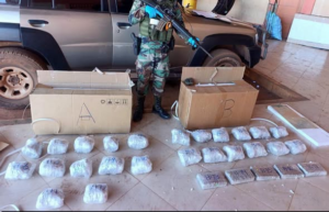 SARGENTO DE LA POLICÍA ES APREHENDIDA CON 45 PAQUETES DE MARIHUANA OCULTOS EN UNA NEVERA.