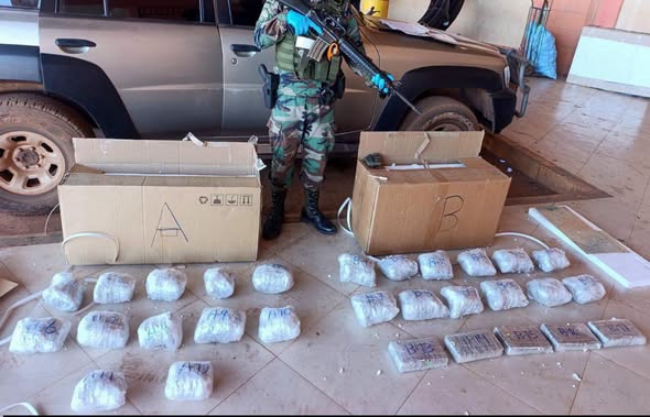 SARGENTO DE LA POLICÍA ES APREHENDIDA CON 45 PAQUETES DE MARIHUANA OCULTOS EN UNA NEVERA. SARGENTO DE LA POLICÍA ES APREHENDIDA CON 45 PAQUETES DE MARIHUANA OCULTOS EN UNA NEVERA.