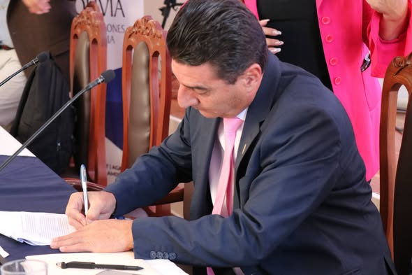 FAM Y GOBIERNO ACUERDAN REFINANCIAR DEUDAS Y DEVOLVER EL 12% DEL IDH A LOS MUNICIPIOS FAM Y GOBIERNO ACUERDAN REFINANCIAR DEUDAS Y DEVOLVER EL 12% DEL IDH A LOS MUNICIPIOS