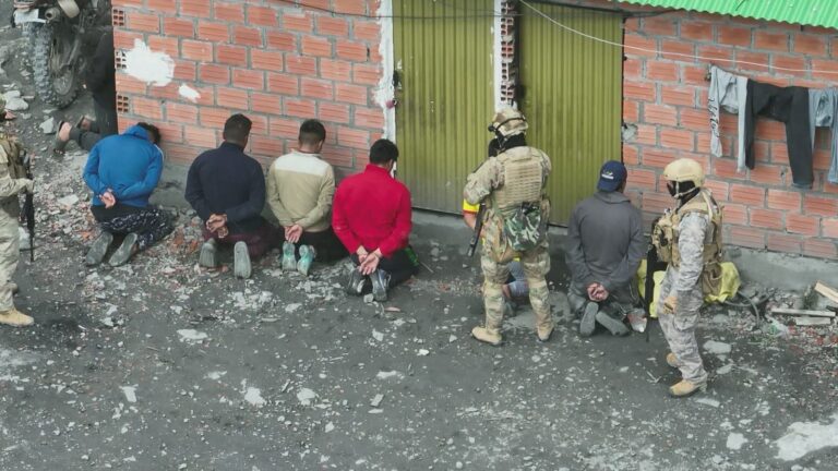 Operativo contra la minería ilegal en Sorata deja 22 aprehendidos. Operativo contra la minería ilegal en Sorata deja 22 aprehendidos.