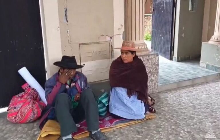 «NECESITO MI CAMIÓN»: FAMILIA DE SUCRE MANTIENE VIGILIA FRENTE A DIRCABI PARA EXIGIR SU DEVOLUCIÓN