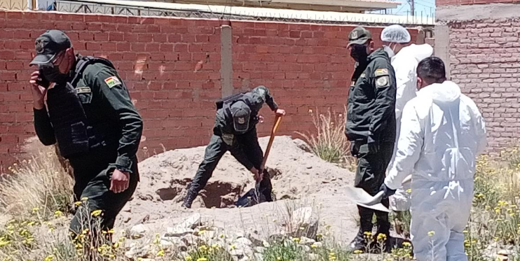 Hallan cadáver semienterrado en un lote baldío de Oruro